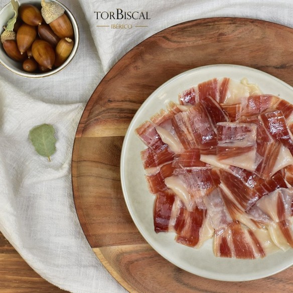 Jamón ibérico bellota 100.  Fotografía artística plato jamón ibérico bellota loncheado cuchillo